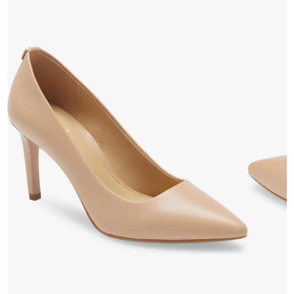 Dorothy Flex Pump
MICHAEL MICHAEL KORS
Light Blush Leather Size 7 - Picture 6 of 6